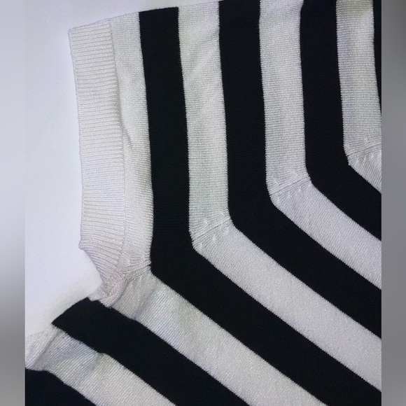 Torrid Black and White Short Sleeve lightweight sweater size 1 (14/16) - Picture 5 of 10